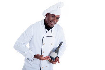 Afroamerikanischer Koch mit Kochmürtze serviert Weißwein Porträt