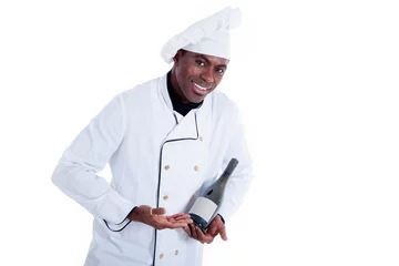 Foto op Plexiglas Afroamerikanischer Koch mit Kochmürtze serviert Weißwein Porträt © www.freund-foto.de