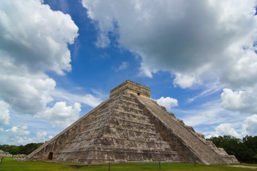 Fototapeta na wymiar Chichen itza pyramid in a blue sky day back view