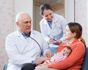 Obraz premium doctor examining three months baby