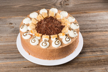 Vollmilch-Schokoladentorte mit weißer Mousse