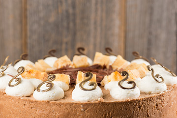 Vollmilch-Schokoladentorte mit weißer Mousse