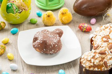 Piccola colomba pasquale ricoperta di cioccolato