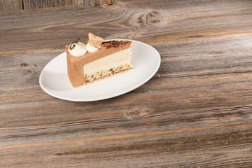 Vollmilch-Schokoladentorte mit weißer Mousse