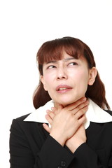 喉が痛いビジネスウーマン