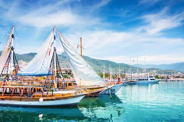 Abwaschbare Fototapete Turkei Touristenboote im Hafen von Alanya, Türkei