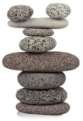 galets superposés sur fond blanc