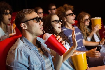 Obraz premium Young friends watching a 3d film