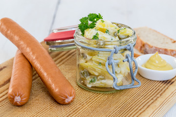 Würstchen mit Senf und Kartoffelsalat