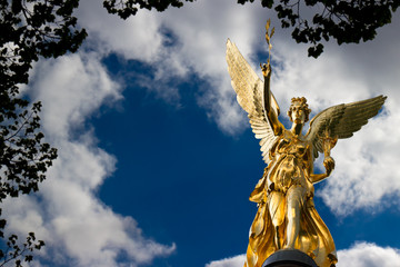 Obraz premium Friedensengel in München Freitext Wolken Blau