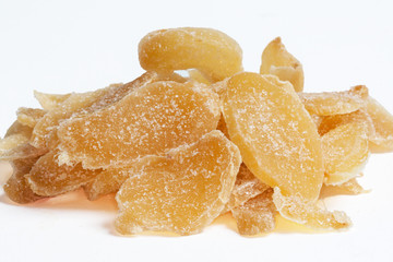 Gingembre confit en tas  sur fond blanc