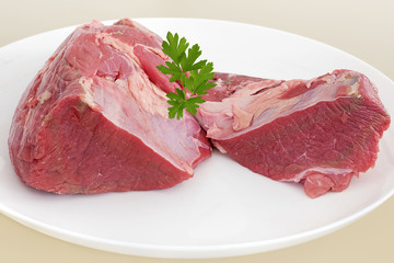 Morceau de Viande de boeuf cru sur plat