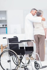 Obraz premium Doctor assisting senior woman to walk