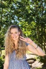 Fototapeta premium Ładna blondynka uśmiecha się do kamery