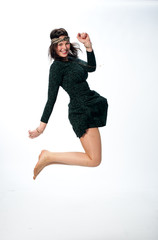 Glückliche Frau springt vor Freude in die Luft