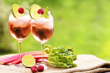 Hugo rosé mit Rhabarber und Himbeeren, Copyspace, Textraum