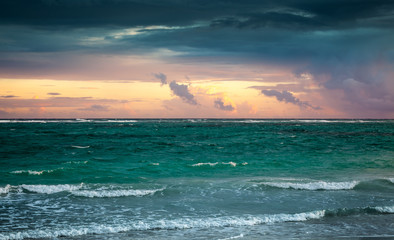 Plakaty  Kolorowe niebo wschód słońca nad Oceanem Atlantyckim. Republika Dominikany