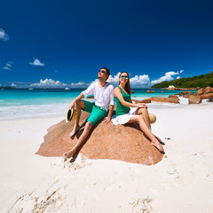 Fototapeta premium Couple in green on a beach at Seychelles