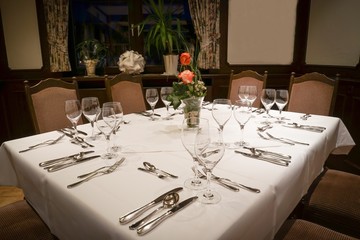 Abendessen - eingedeckter Tisch im Gastronomiebetreib