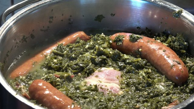 Gr&uuml;nkohl mit Mettwurst und Kassler garen