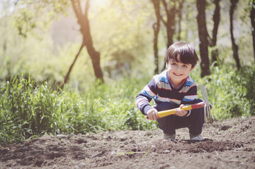 niño en el huerto
