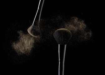 Gold powder explosion with 2 beauty brushes
