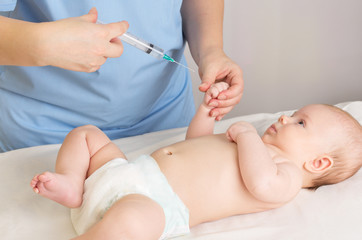 Obraz na płótnie Canvas Doctor doing inoculation to baby