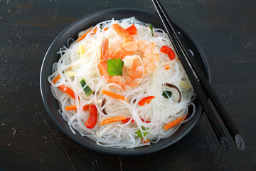 spaghetti di riso con gamberi e verdure 