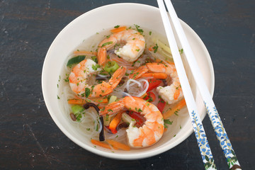 cibo asiatico zuppa con gamberi