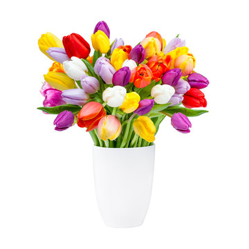 Blumenvase mit Tulpen vor weißem Hintergrund