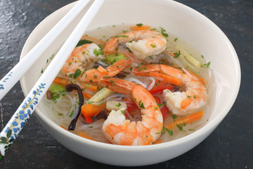 cibo asiatico zuppa con gamberi