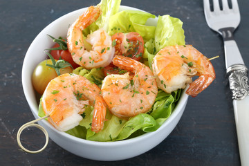 gamberi insalata verde e pomodori