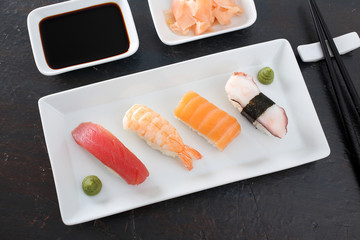 sushi sfondo grigio