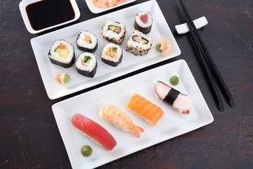 sushi makis assortito sfondo grigio