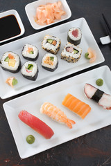 sushi makis assortito sfondo grigio