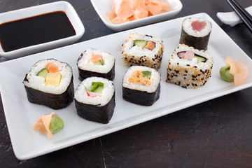 sushi makis assortito sfondo grigio