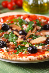 pizza con rucola e funghi