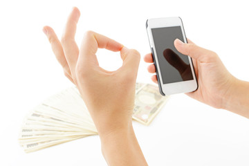 日本の紙幣とスマートフォン
