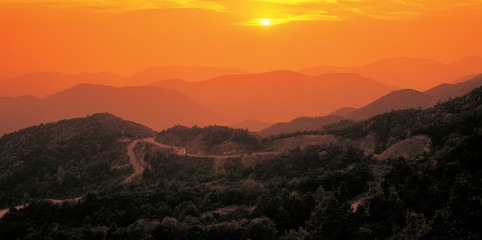 산과 노을