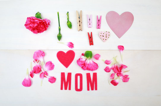 Mom text with clothespins and carnations
