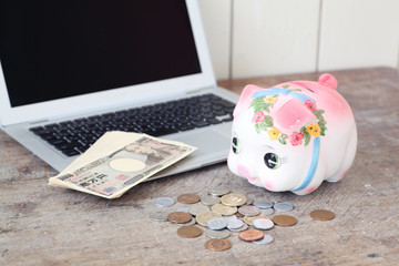 貯金箱とパソコン