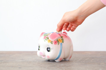 貯金する女性