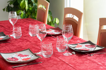 Service de table - assiette blanche, verre, nappe rouge