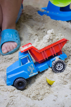 Children's toy with sand