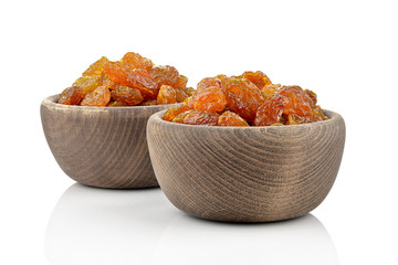 Rodzynki w drewnianych miskach na białym tle