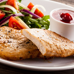 Grilled steak and vegetable salad