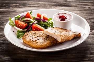 Grilled steak and vegetable salad