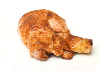 Cuisse de poulet rôti sur fond blanc