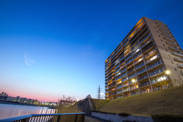 夕暮れの高層マンション