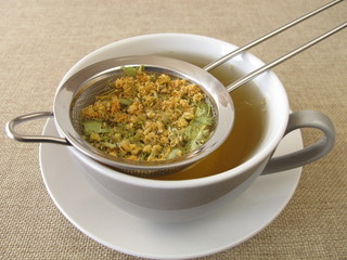 Lindenblütentee im Teesieb